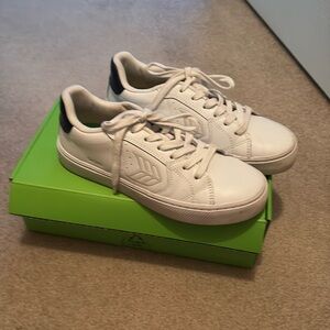 Cariuma Salvas white leather